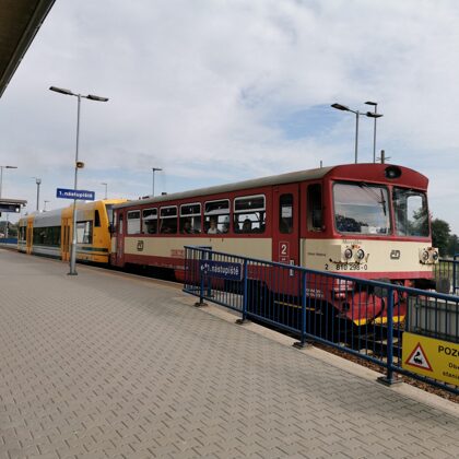 810 298 - 0 Marcelka v čele a 841 073-0 Bělá, stanice Častolovice ‎24.9.2019, 14:47