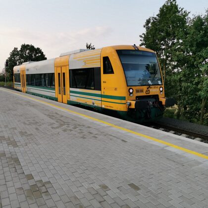 841 073-0 Bělá přijíždí do stanice Václavice, 27.8.2019, 7:27