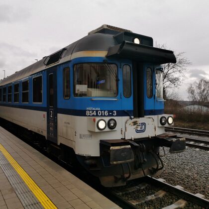 854 016 - 3 PÍŠŤALKA přijíždí do stanice Nové Město n.Met., 23.12.2019, 13:24