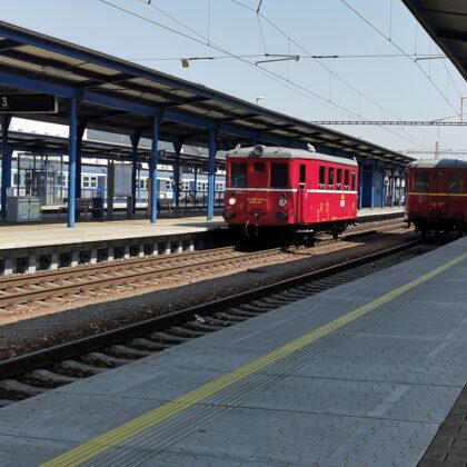 M131.1448 objíždí soupravu ve stanici Břeclav, 8.8.2020, 10:57