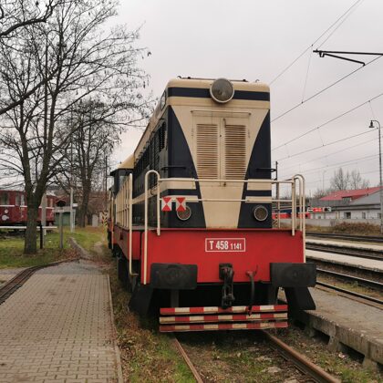 T 458 1141 ve stanici Pardubice-Rosice nad Labem, 27.11.2019, 7:48