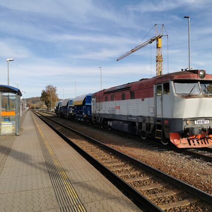 Nákladní vlak v čele s 749 187-1 vyčkává na odjezd ve stanici Náchod, 25.10.2021, 15:36