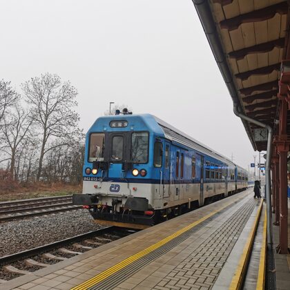 843 015-9 v čele Sp ???? ---> Choceň ve stanici Nové Město n.Met., 16.12.2021, 12:23