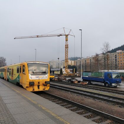 914 192-0 v čele Os 5117 ---> Čermná n.Orl., ve stanici Náchod, 16.12.2021, 15:19