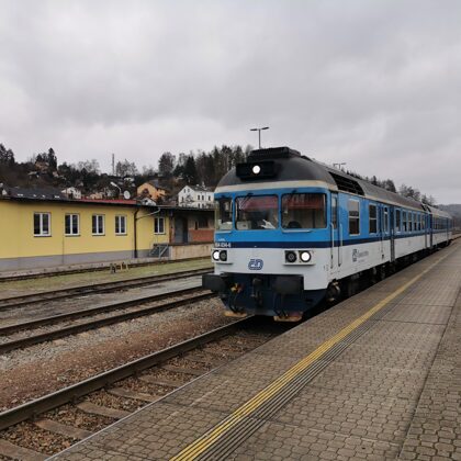 Sp 1867 v čele s 854 034-6 KAREL přijíždí do stanice Náchod, 20.12.2021, 13:56