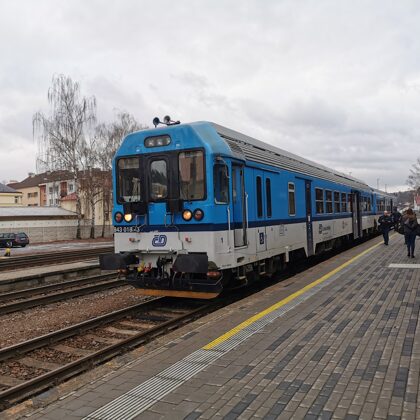 843 018-3 v čele Sp ??? <--- Choceň po příjezdu do stanice Náchod, 20.12.2021, 13:57