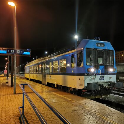 843 015-9 v čele Os 5113 ---> Týniště nad Orlicí ve stanici Náchod, 06.01.2022, 5:37