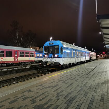 843 014-2 v čele ?? ???? <--- ???? po příjezdu na konečnou ve stanici Náchod, 06.01.2022, 