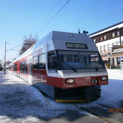 Jednotka 425 959-4 po příjezdu na konečnou stanici Tatranská Lomnica, ‎4.3.‎2018, ‏‎10:55