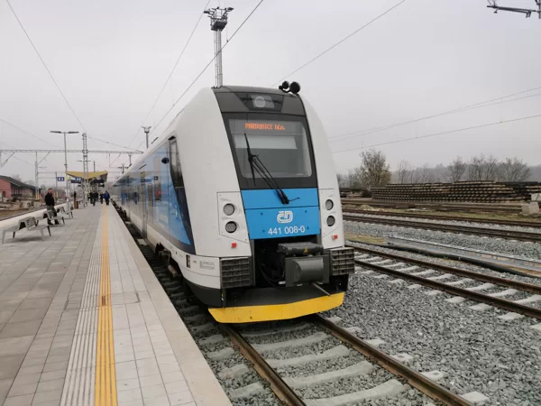 441 008-0 po příjezdu na konečnou ve stanici Jaroměř, 25.10.2019, 15:08