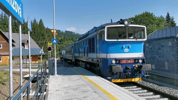 Lokomotiva 750 718-9 přijíždí do zastávky Ramzová, 1.8.2019, 9:26