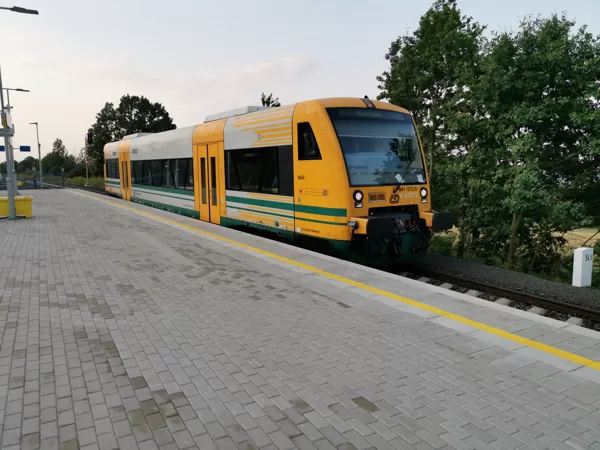 841 073-0 Bělá přijíždí do stanice Václavice, 27.8.2019, 7:27