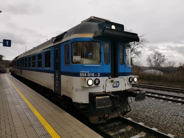 854 016 - 3 PÍŠŤALKA přijíždí do stanice Nové Město n.Met., 23.12.2019, 13:24