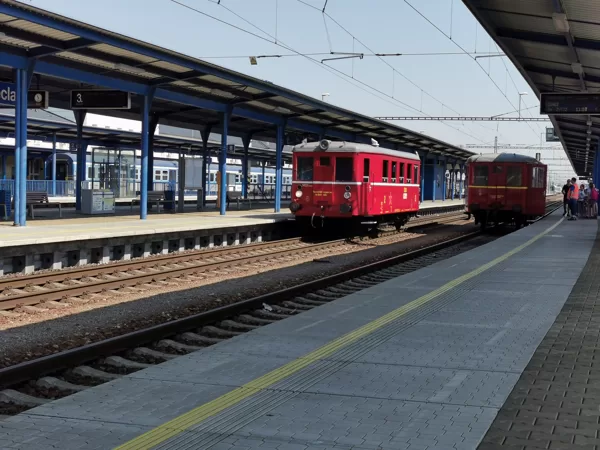M131.1448 objíždí soupravu ve stanici Břeclav, 8.8.2020, 10:57