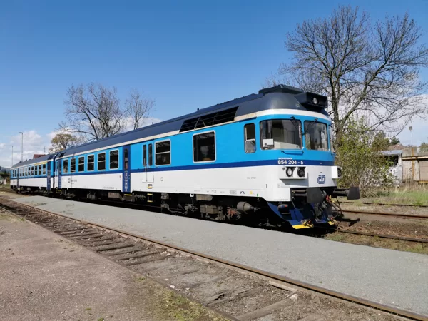 854 204 - 5 BOHUNKA přijíždí do konečné stanice Broumov, 5.5.2020, 14:55