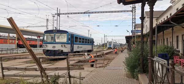 810 549 - 6 vyčkává na odjezd ve stanici Jaroměř, 10.7.2019, ‎7:49