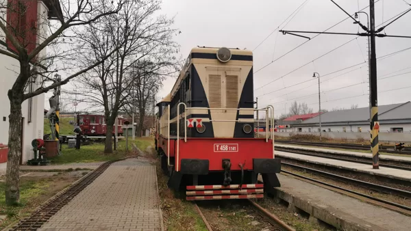 T 458 1141 ve stanici Pardubice-Rosice nad Labem, 27.11.2019, 7:48