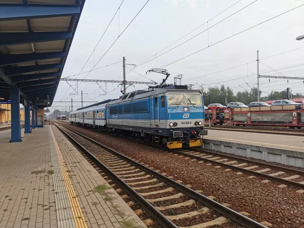 Lokomotiva 163 069-8 ve stanici Týniště nad Orlicí, 17.9.2020, 7:10