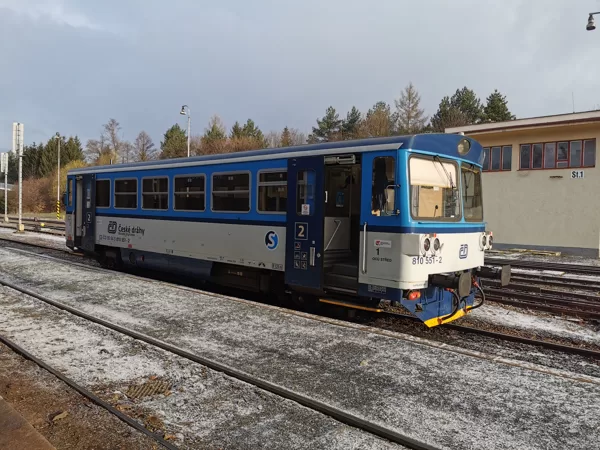 810 551 - 2 ve stanici Meziměstí, 7.4.2021, 7:39