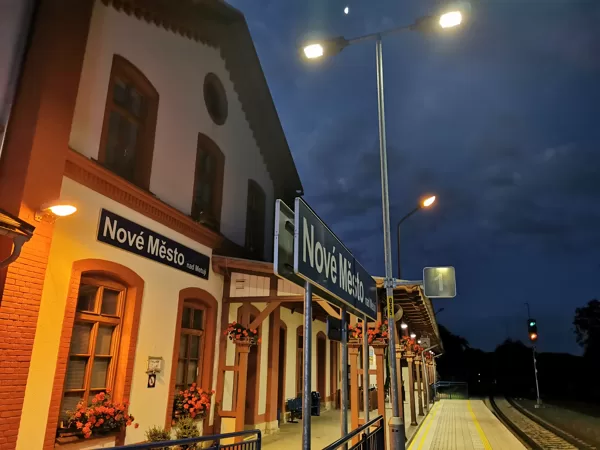 Novoměstské nádraží vyčkává na první vlak toho dne, 30.7.2021, 4:40