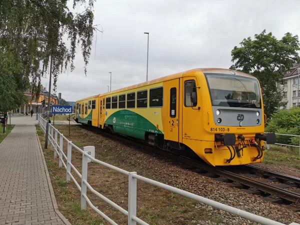 Os 51?? ---> ??? v čele s 814 103-8 opouští Náchod, 07.08.2021, 7:23