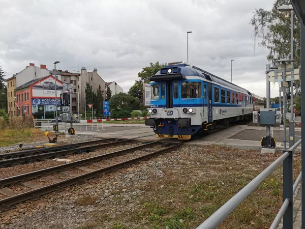 Sp ???? ---> ??? v čele s 854 016-3 PÍŠŤALKA přijíždí do stanice Náchod, 17.09.2021 15:42
