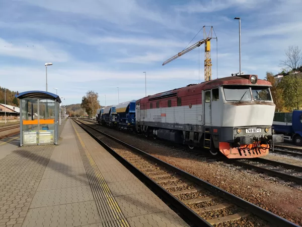 Nákladní vlak v čele s 749 187-1 vyčkává na odjezd ve stanici Náchod, 25.10.2021, 15:36