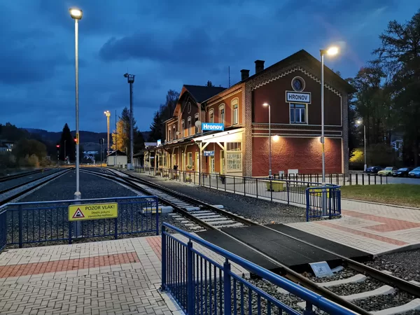 Nově opravená budova nádraží Hronov, 3.11.2021, 16:48