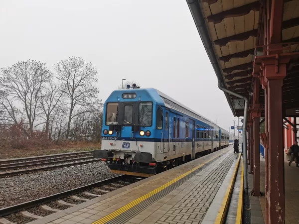 843 015-9 v čele Sp ???? ---> Choceň ve stanici Nové Město n.Met., 16.12.2021, 12:23