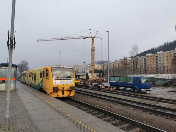 914 192-0 v čele Os 5117 ---> Čermná n.Orl., ve stanici Náchod, 16.12.2021, 15:19