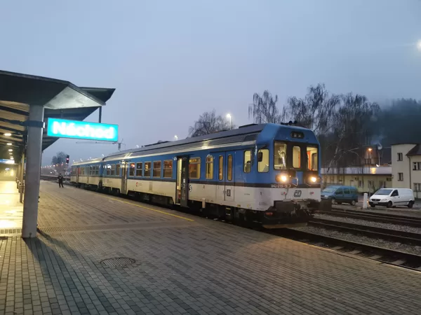 843 015-9 v čele Sp ???? ---> Choceň, ve stanici Náchod, 16.12.2021, 16:09