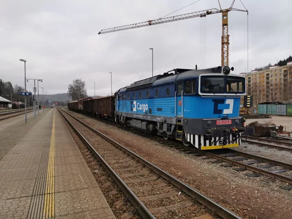Náklad v čele s 750 013-5 vyčkává na odjezd ve stanici Náchod, 20.12.2021, 13:52