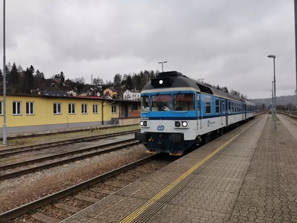 Sp 1867 v čele s 854 034-6 KAREL přijíždí do stanice Náchod, 20.12.2021, 13:56