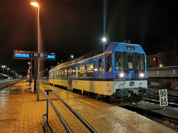 843 015-9 v čele Os 5113 ---> Týniště nad Orlicí ve stanici Náchod, 06.01.2022, 5:37