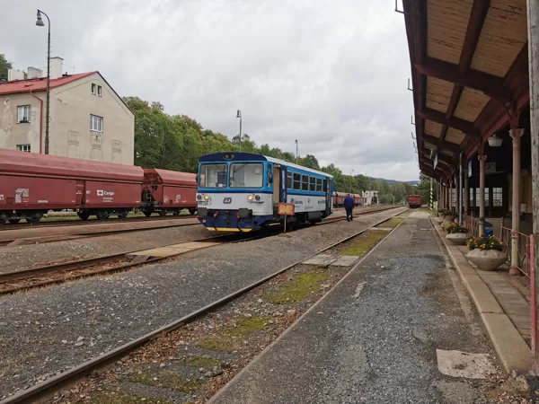 810 228 - 7 ve stanici Malé Svatoňovice, 1.9.2020, 7:59