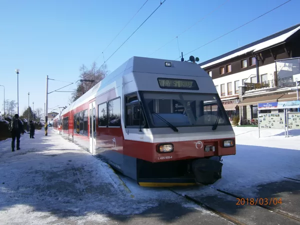 Jednotka 425 959-4 po příjezdu na konečnou stanici Tatranská Lomnica, ‎4.3.‎2018, ‏‎10:55
