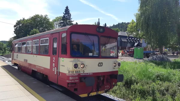 810 665 - 0 Eliška přijíždí do zastávky Velké Poříčí, 30.05.2019, 13:55